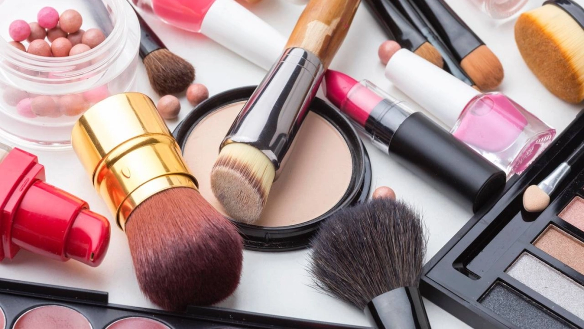 Substanțe periculoase descoperite în sute de produse cosmetice din Europa, inclusiv România