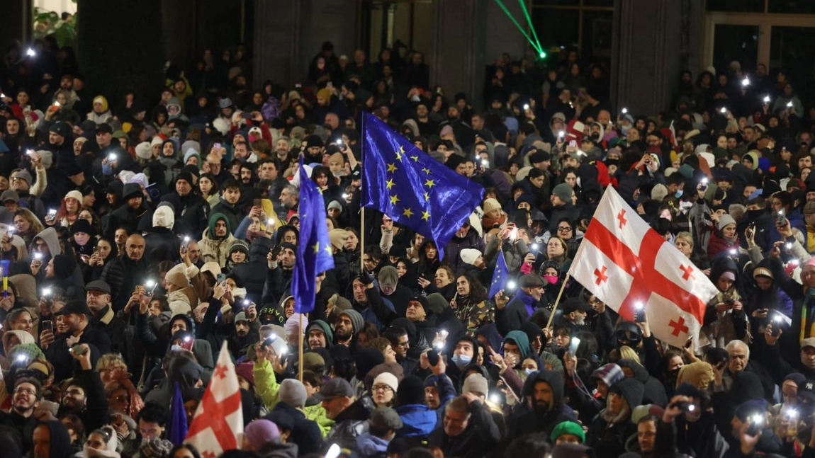 Poliția din Georgia a pus tunurile de apă pe protestatarii care manifestau în apropierea Parlamentului