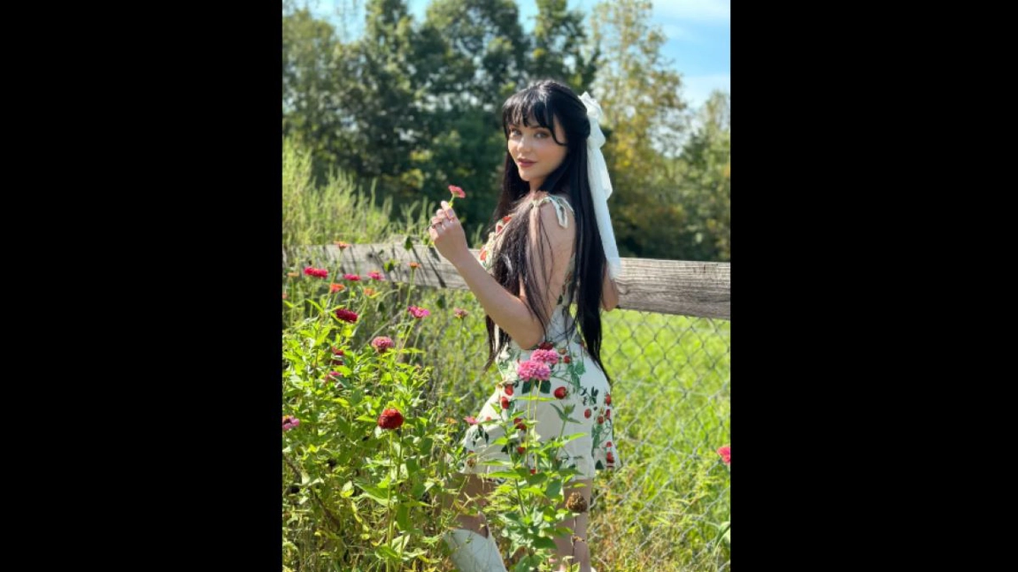 A renunțat la viața de model Playboy pentru a trăi la fermă! O renovează de la zero