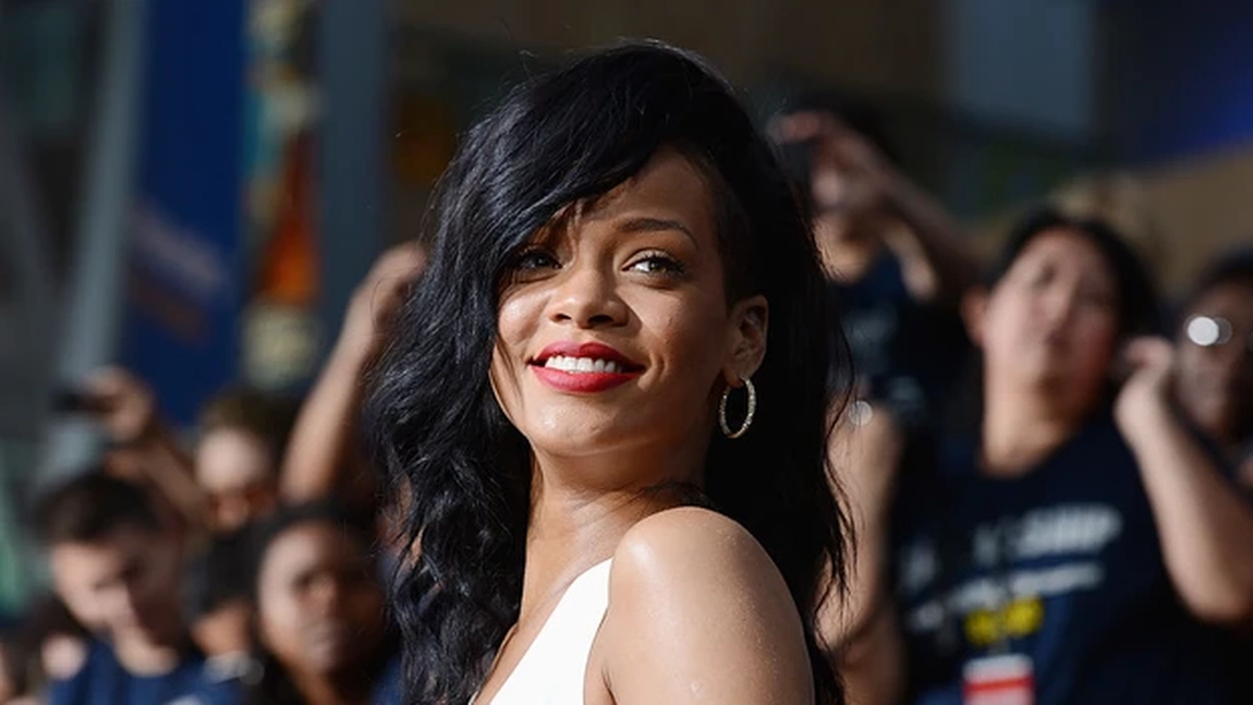Rihanna, într-o fustă cu franjuri, transparentă și despicată de sus până jos. Și-a arătat și lenjeria intimă