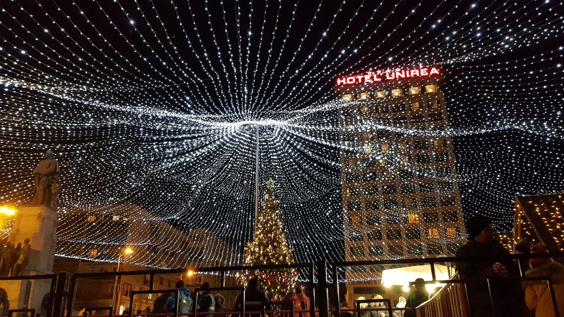 A început în Iași montarea decorațiunilor de Crăciun! Instalații luminoase, brazi și figurine vor fi amplasate în municipiu