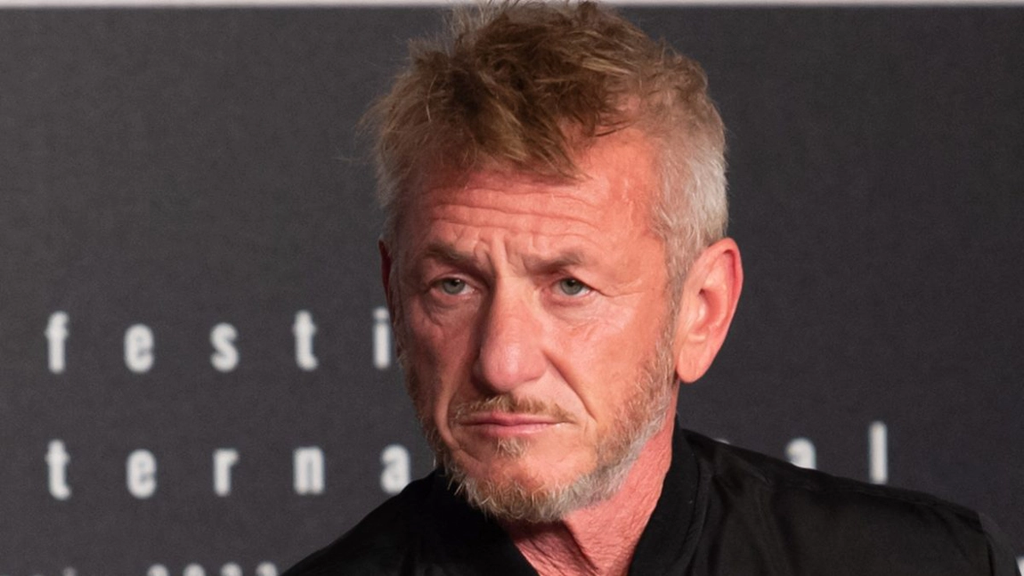 Celebrul actor în vârstă de 64 de ani, surprins cum își sărută cu pasiune noua iubită. Actrița din Republica Moldova are în jur de 30 de ani
