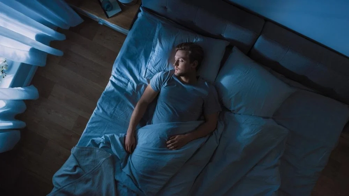 Evitați să dormiți în această poziție! Specialiștii spun că poate duce la o afecțiune mortală