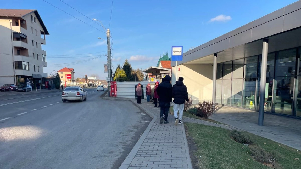 Un individ dubios a semănat teroare în Lunca Cetățuii. Mai multe minore au fost abordate în stațiile de autobuz: „Era foarte insistent, i-am zis să mă lase”