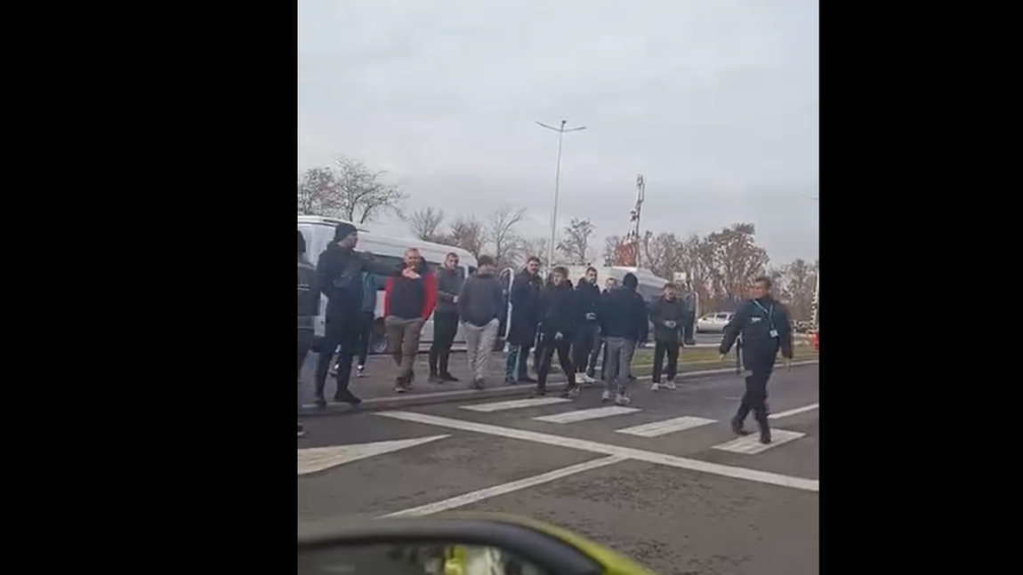 Transportatorii ilegali fac legea pe Aeroportul Internațional din Iași! Moldovenii agresează pasagerii și agenții de pază