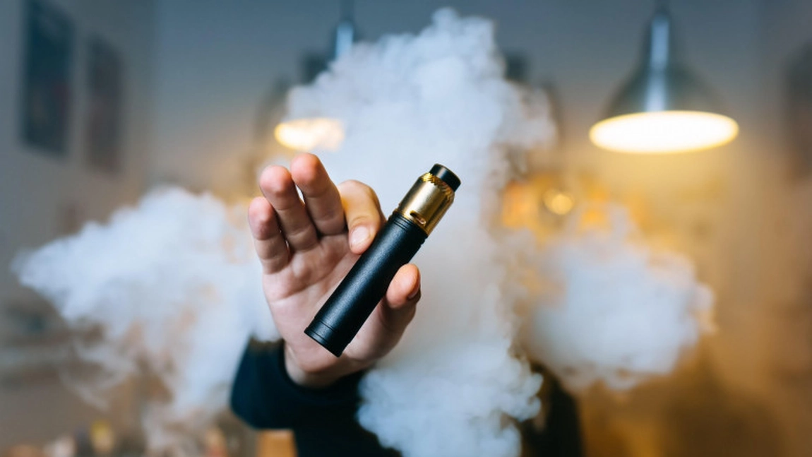 Țigările electronice, mai periculoase decât se credea: Vapatul reduce oxigenul din sânge în doar câteva minute
