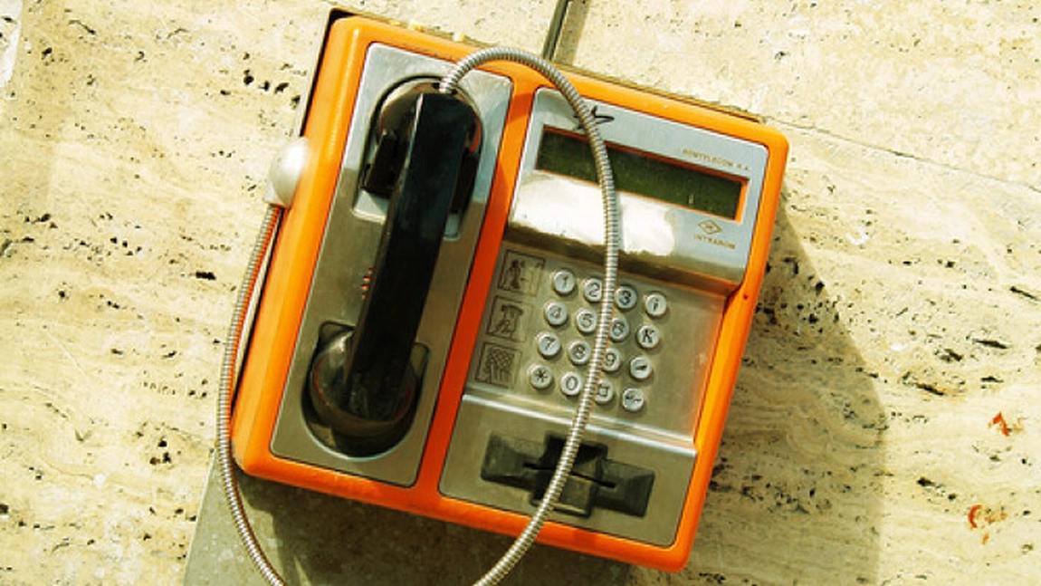 Vechile telefoane au revenit la modă! Cât au ajuns să coste