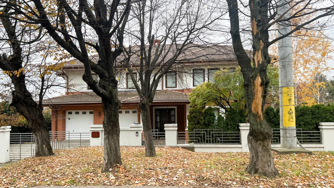 Una dintre cele mai spectaculoase vile din Copou a fost scoasă la vânzare. Casa aparține unui ambasador, iar prețul depășește 2 milioane de euro