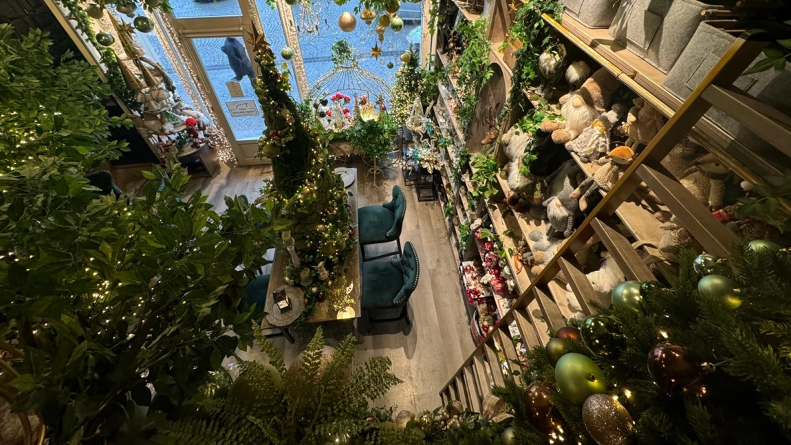Imagini spectaculoase, surprinse la Iași! Proprietarii mai multor magazine au ținut ca vitrinele lor să arate ca în filme. Iată cum le-au decorat pentru Crăciun!