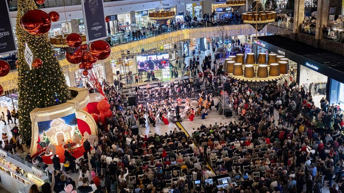 „Un oraș al Crăciunului” te așteaptă în inima Iașului, la Palas: concerte de colinde ale Filarmonicii, Târg de Crăciun, expoziție cu 170 de instalații luminoase, patinoar și alte surprize