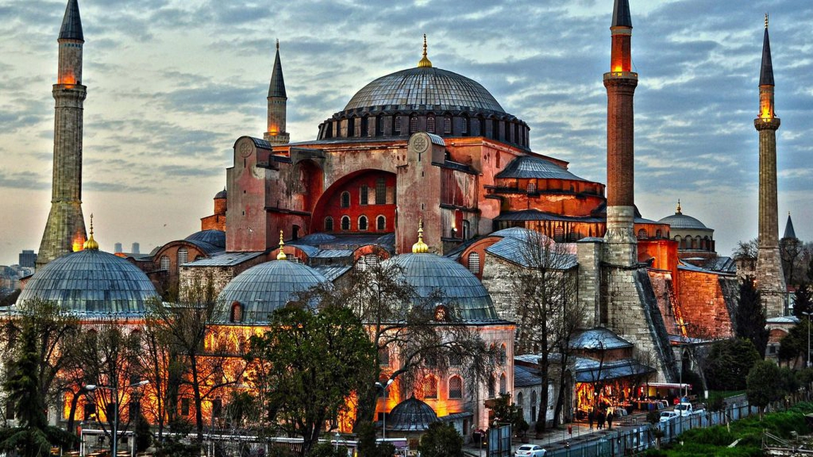 Catedrala Sfânta Sofia din Constantinopol, actualul Istanbul, considerată a opta minune a lumii antice târzii