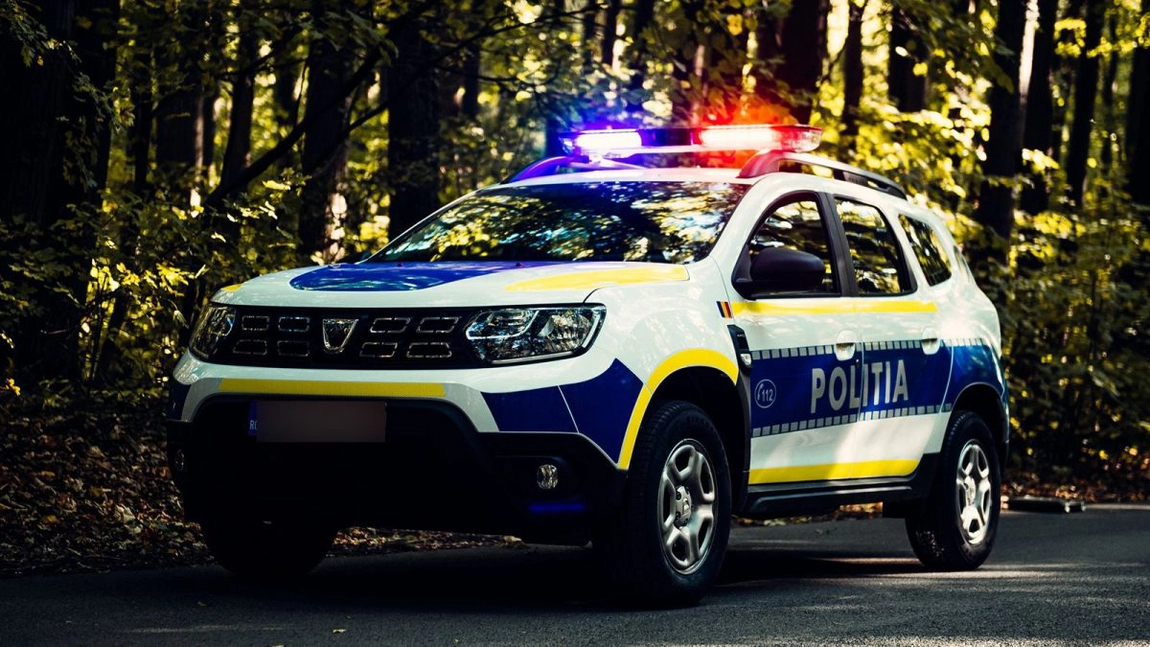 Oricât de supărați ați fi, nu aruncați cu pietre înspre un Duster de Poliție să-l distrugeți! Iată ce a pățit un bărbat din Iași care a făcut asta