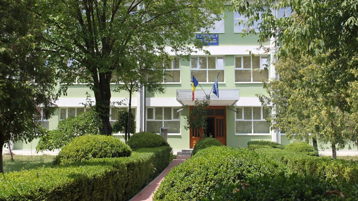 Două firme vor să furnizeze materialele didactice pentru atelierele de tâmplărie ale Colegiului Tehnic „Gheorghe Asachi” din Iași