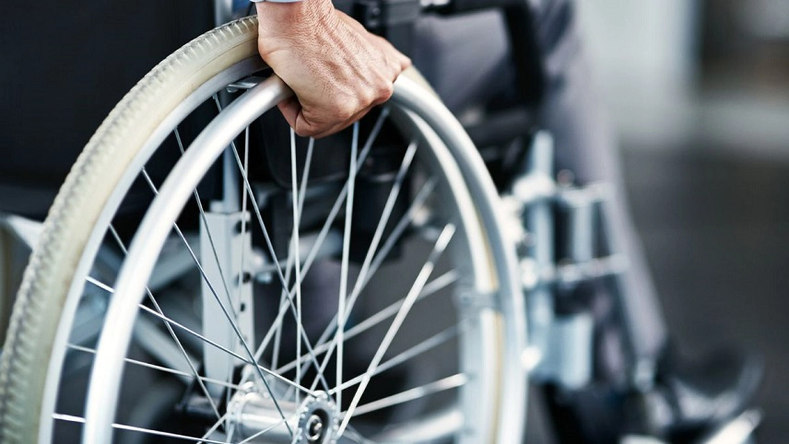 Persoanele cu handicap accentuat beneficiază de însoțitor? Iată cum se întocmește dosarul și cât este indemnizația