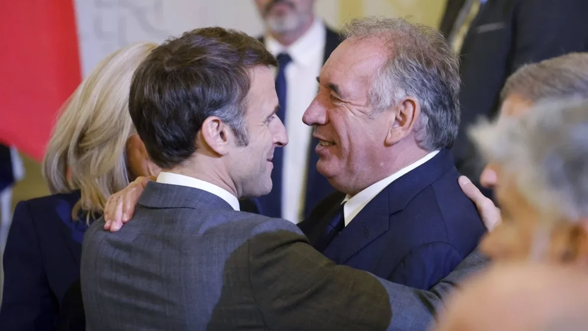 Criză politică profundă în Franța: Premierul demisionează, președintele Macron caută un nou lider