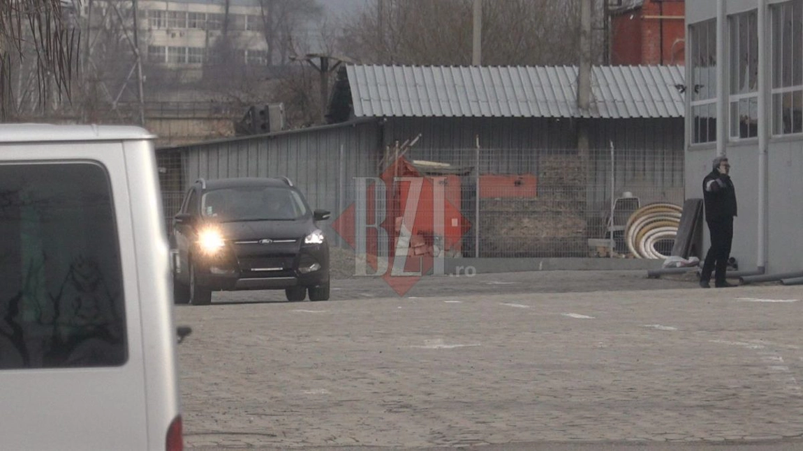 Imaginile vorbesc de la sine! Gabriel Gachi, ziaristul care pozează în mare deontolog, le râde în nas poliţiştilor. Circulă prin oraş fără numere la maşină! - FOTO