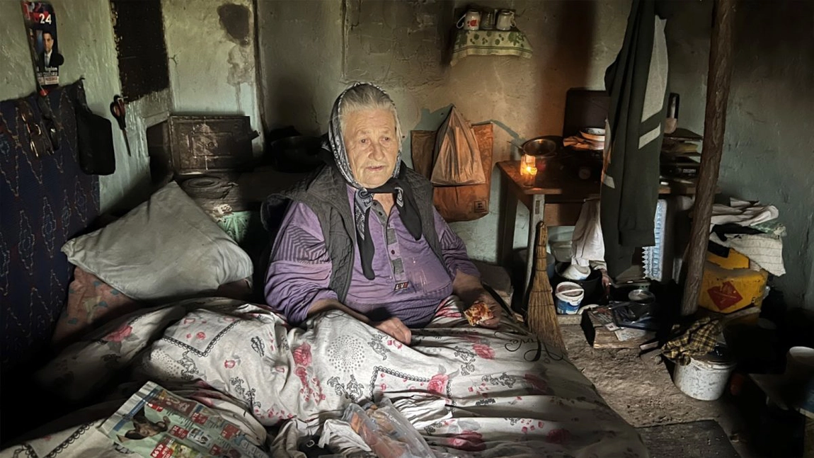 O bătrână imobilizată la pat, din Iași, trăiește pe întuneric, într-o cameră care aproape se dărâmă: „De Crăciun, îmi doresc doar să mor, să nu mai chinui nici pe alții și nici pe mine”