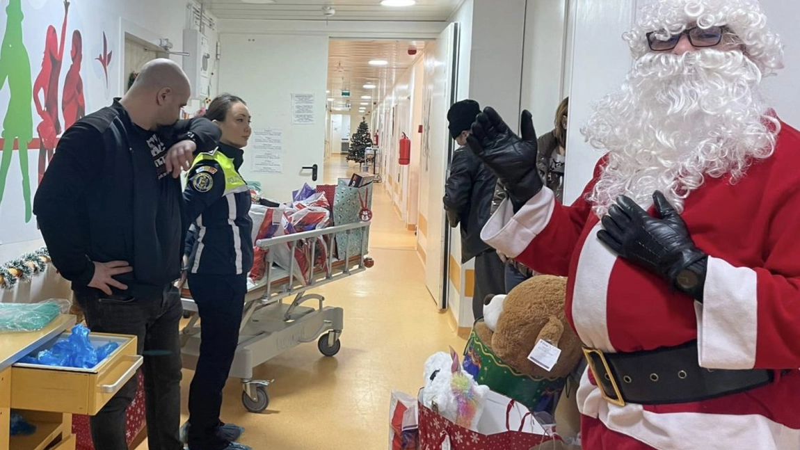 Polițiștii de la Secția 4 au adus magia Crăciunului la Spitalul Clinic de Urgență pentru Copii 