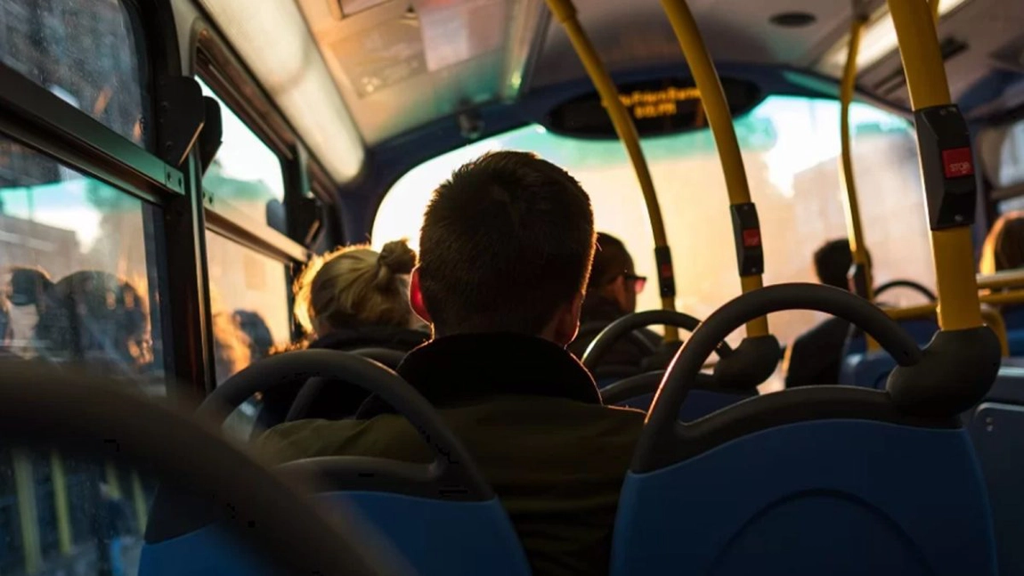 Un tânăr de 20 de ani, din Republica Moldova, a agresat sexual o femeie într-un autobuz din Iași, apoi a făcut scandal. Polițiștii l-au ridicat din vamă, înainte să iasă din țară