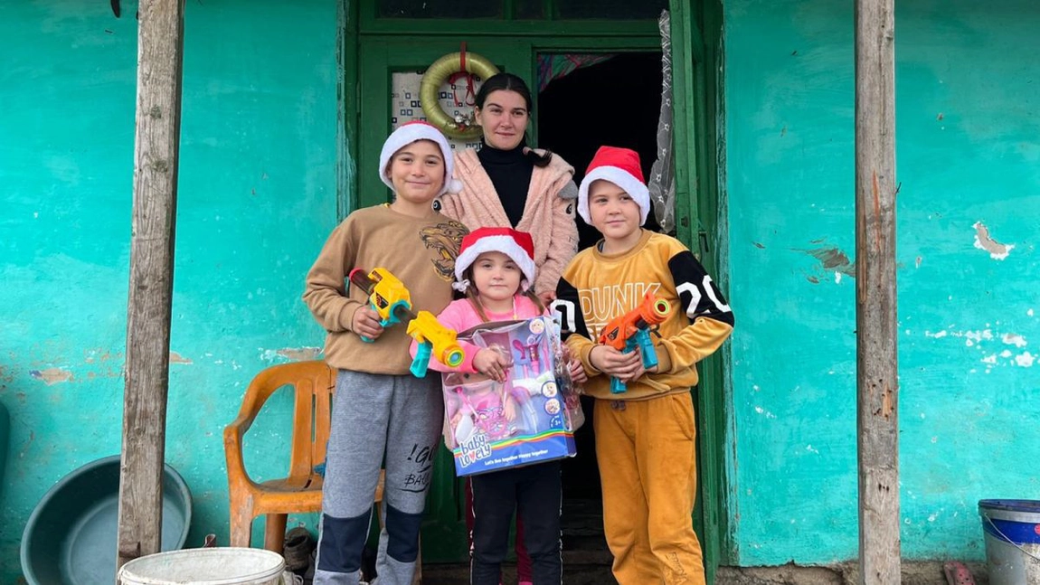 Campania „Prietenii lui Moș Crăciun” a adus bucurie și speranță în Tăutești! Micuții familiei Chelaru au trăit cea mai fericită zi din viața lor: „Acum nu o să îmi mai fie frig când merg la școală”