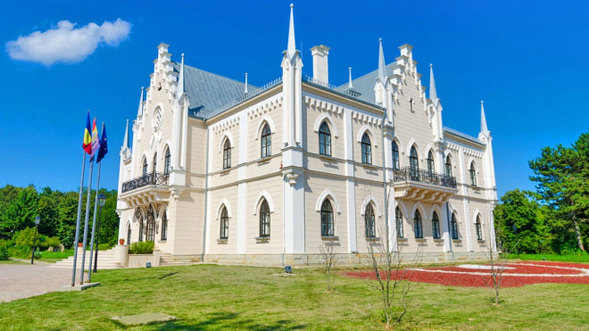 „Costumul Popular – simbol al identității naționale”, o expoziție de excepție la Palatul „Alexandru Ioan Cuza” din Ruginoasa