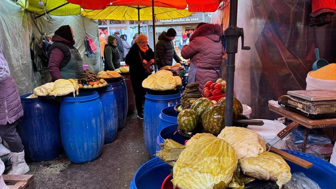 Comercianții din piețe au ridicat prețul la murături. Castraveții și varza, cele mai căutate de Crăciun. „PSD-ul m-a făcut să le scumpesc”