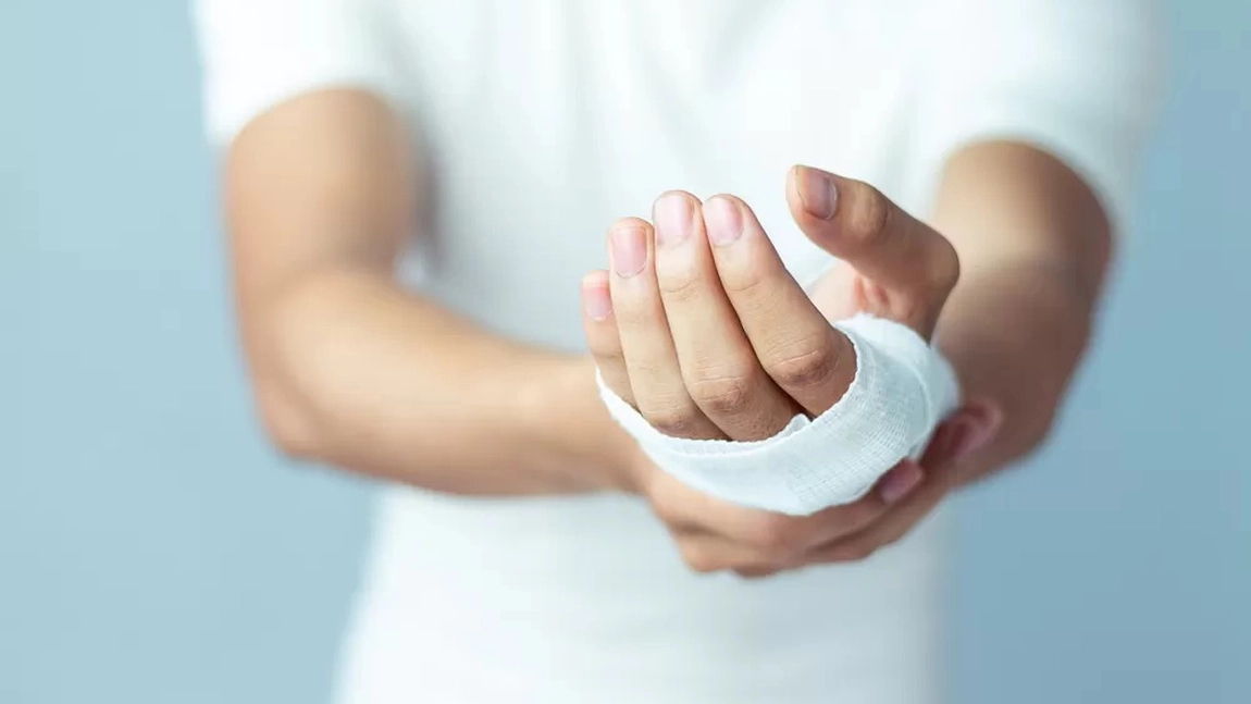 În cât timp se vindecă tăieturile de pe mână? Bolile care se pot ascunde în spatele unor răni care trec greu