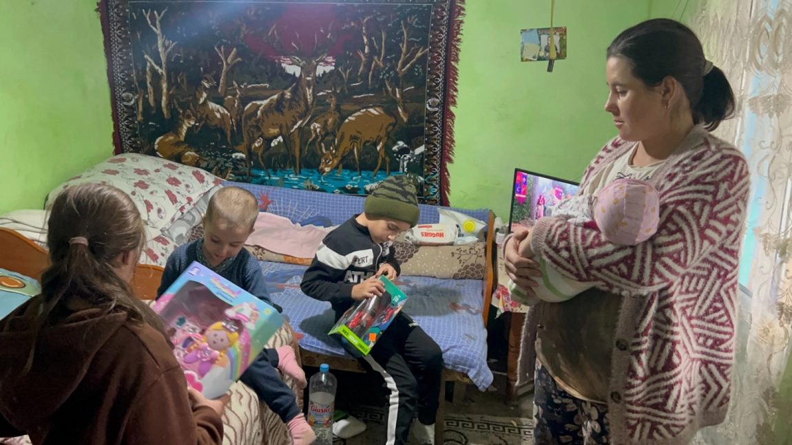 O zi plină de emoție pentru familia Ursu! Prietenii lui Moș Crăciun au adus bucurie în casa lor: „Moșul a fost foarte darnic anul acesta”