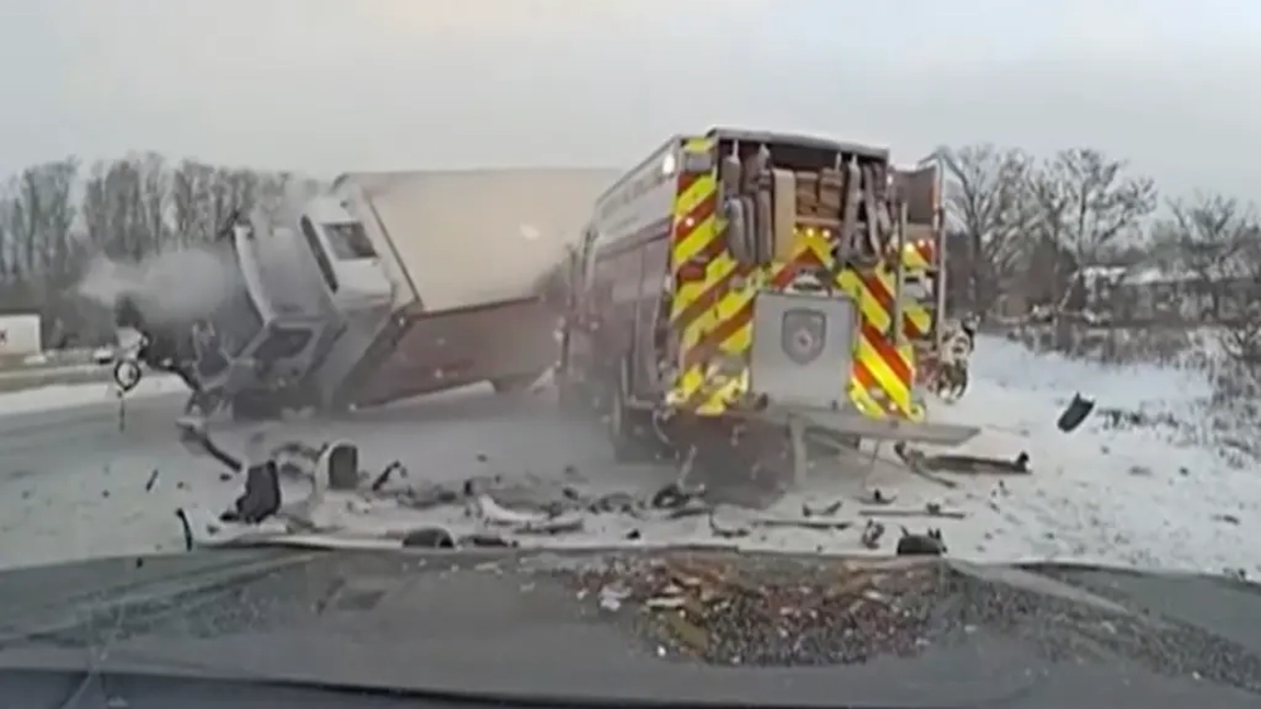Accident teribil între un camion și o autospecială de intervenție a pompierilor