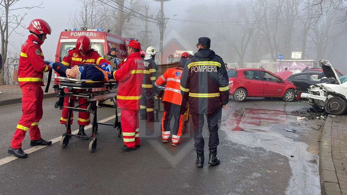 Un Porsche a fost făcut praf în Copou! Trei autoturisme sunt implicate în accidentul rutier. Trei persoane sunt încarcerate - UPDATE, LIVE VIDEO