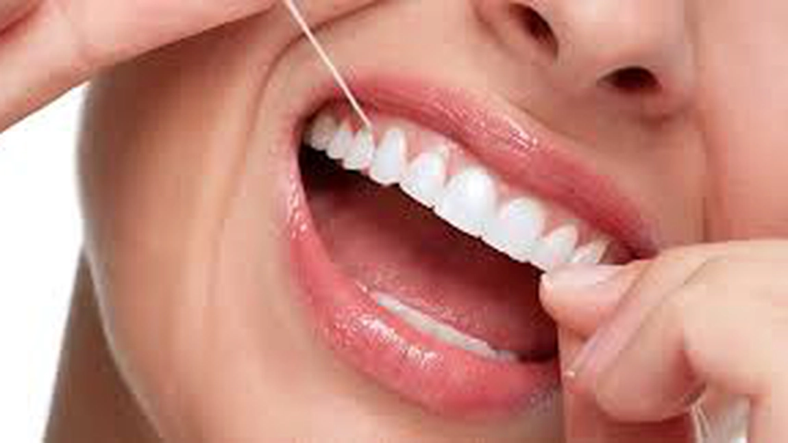 Ață dentară. De ce să o folosești și ce alți pași să urmezi pentru o bună igienă orală
