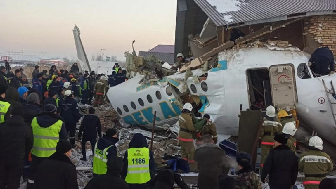 Un avion a fost filmat în timp ce se prăbușea, în Kazahstan. Zeci de persoane se aflau la bordul aeronavei. Imaginile sunt dramatice - UPDATE