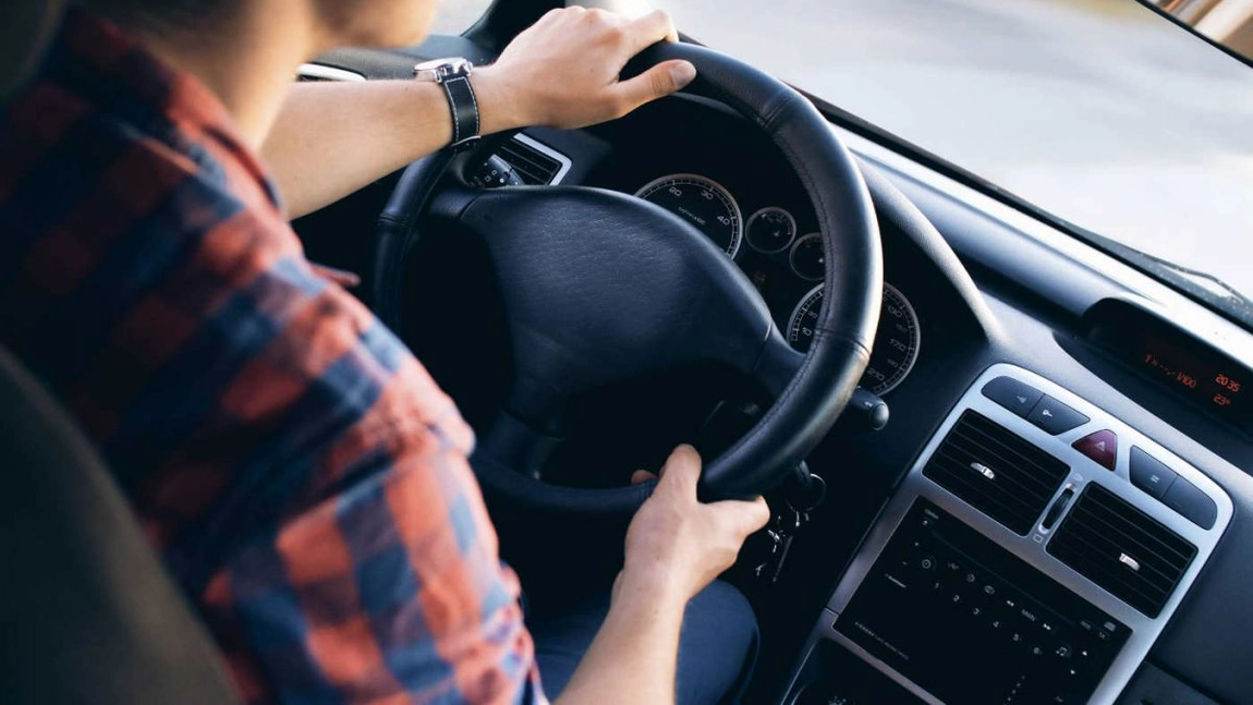 Capcana în care au căzut tot mai mulți șoferi! Atenție dacă găsești o bancnotă pe parbrizul mașinii