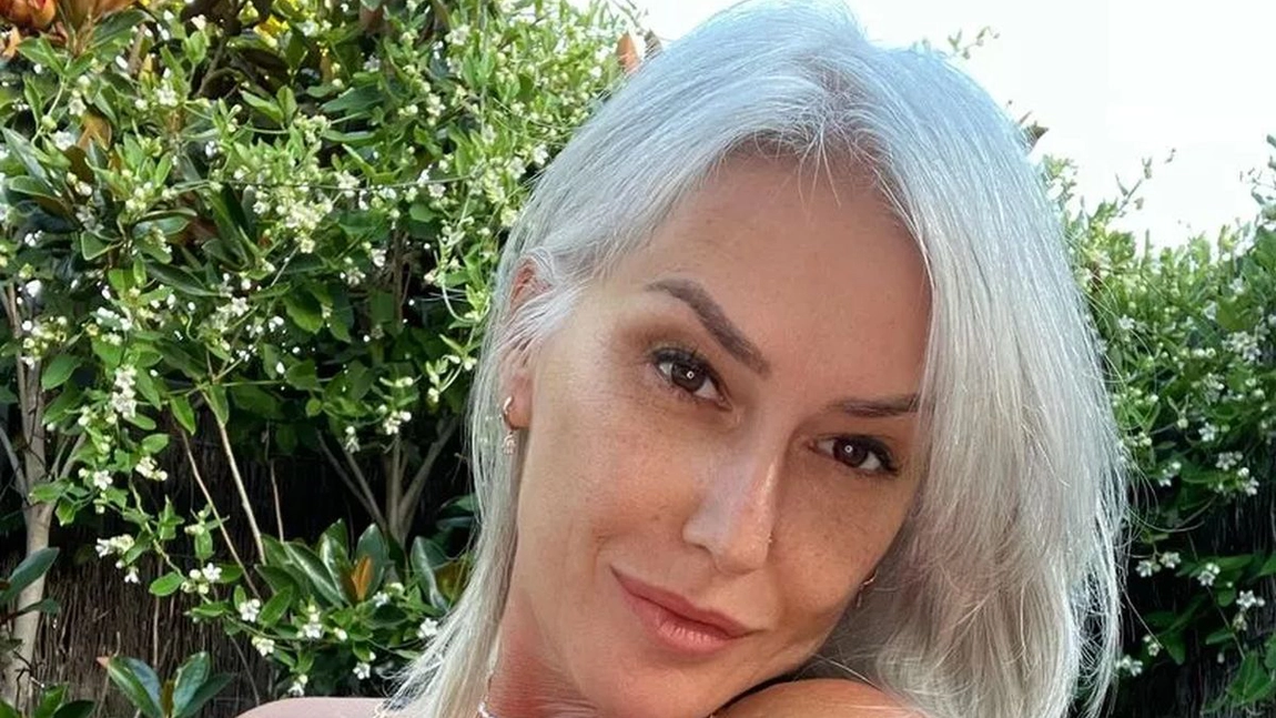 O bunică superfit este iubită de bărbații mai tineri! Totuși, îi refuză pe rând, dintr-un singur motiv