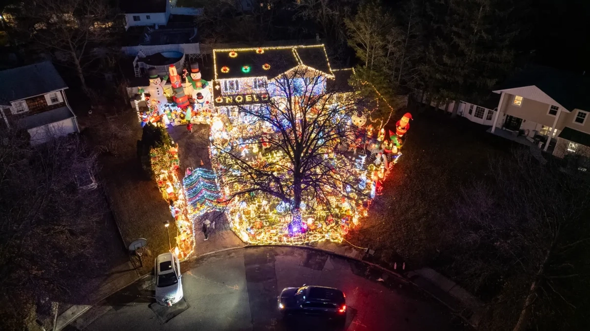 Cea mai frumoasă casă decorată de Crăciun: Povestea tânărului care transformă deșeurile într-un adevărat tărâm magic