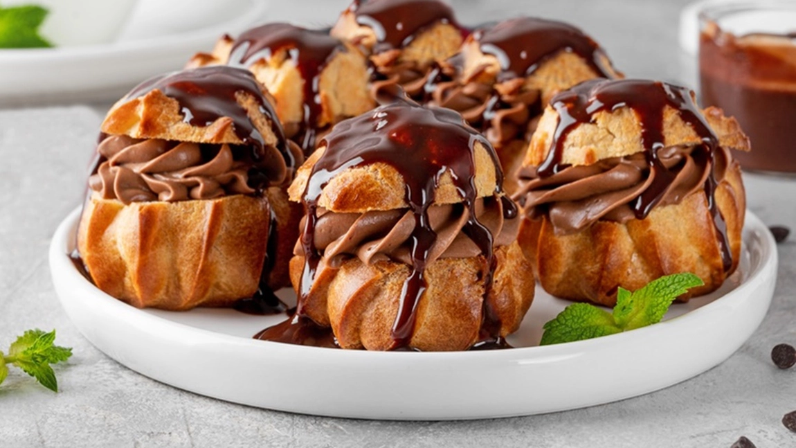 Choux a la creme cu ciocolată. Un desert elegant ideal pentru un platou festiv!