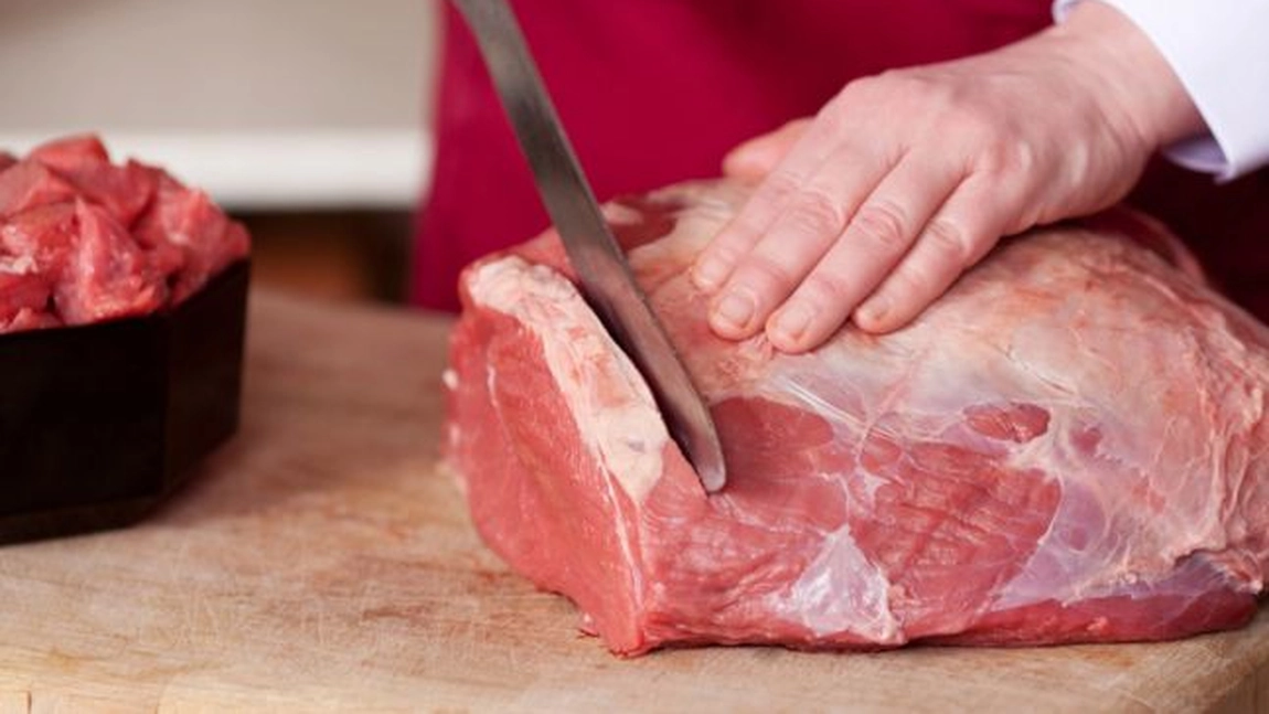 Direcția de Sănătate Publică atrage atenția ieșenilor asupra pericolelor la care se supun din cauza consumului de carne de porc: „În anul 2023, s-au înregistrat 31 de cazuri noi de trichineloză”