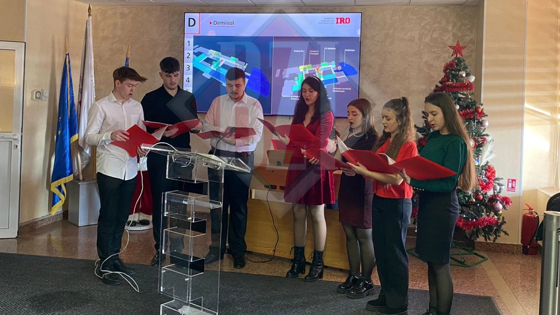 Elevii Colegiului Național de Artă „Octav Băncilă” i-au colindat pe pacienții oncologici de la IRO Iaşi - LIVE VIDEO