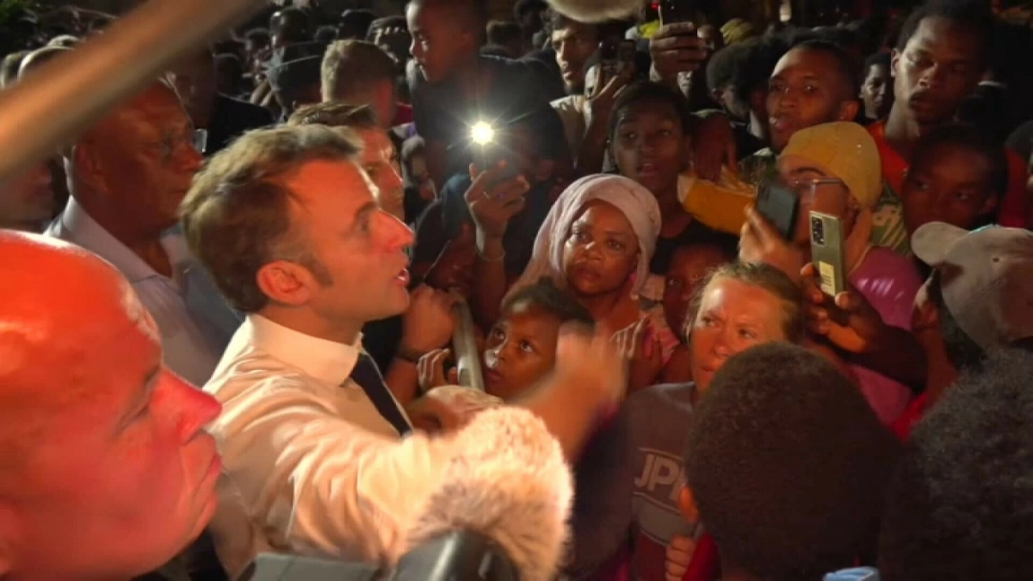 Macron, huiduit pe insula devastată de ciclonul Chido: Localnicii cer demisia președintelui francez