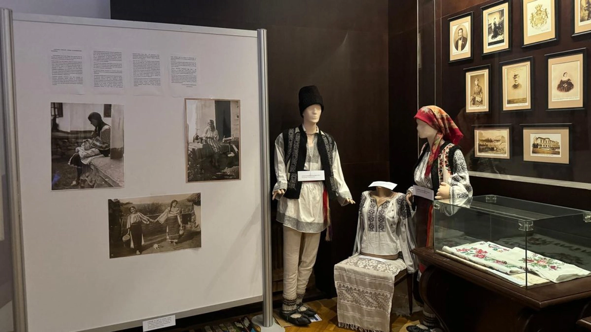Palatul „Alexandru Ioan Cuza” din Ruginoasa găzduiește o expoziție impresionantă de costume populare tradiționale din zona Moldovei