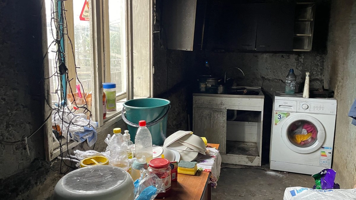O familie cu cinci copii, din Iași, trece prin momente cumplite în pragul sărbătorilor! Un incendiu puternic le-a distrus casa: „Copiii își doresc de Crăciun un acoperiș deasupra capului”