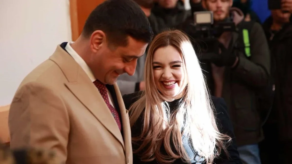 Ce studii are, de fapt, soția lui George Simion. O așteaptă o carieră la care mulți doar visează