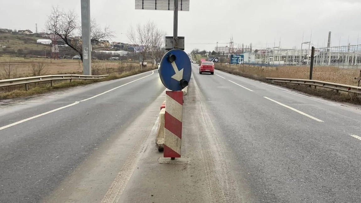 Un ieșean a curățat indicatoarele rutiere de la ieșirea din oraș, după ce autoritățile au stat cu mâinile în sân. Acesta făcuse mai multe sesizări: „Sunt prea comozi”