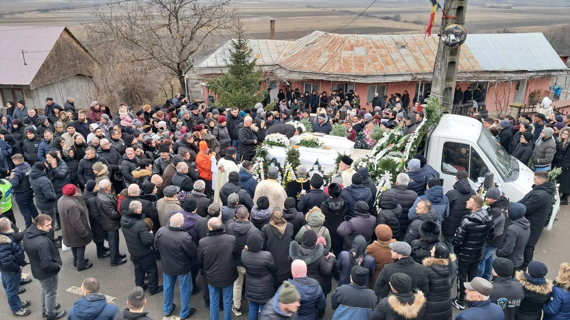 Imagini copleșitoare de la Tibănești. Tinerii care au murit în BMW-ul implicat în tragicul accident de la Suceava sunt conduși pe ultimul drum - FOTO - VIDEO