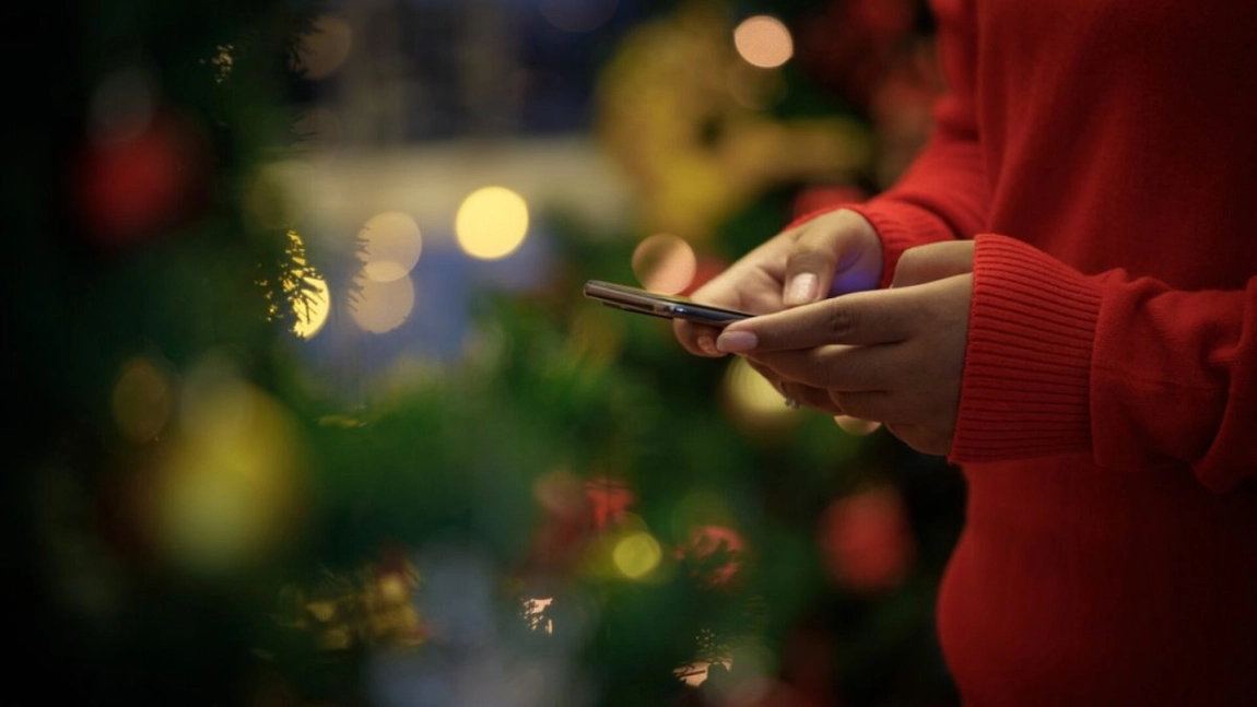 O nouă înșelătorie chiar înainte de Crăciun! Sunt vizați românii care fac plăți online