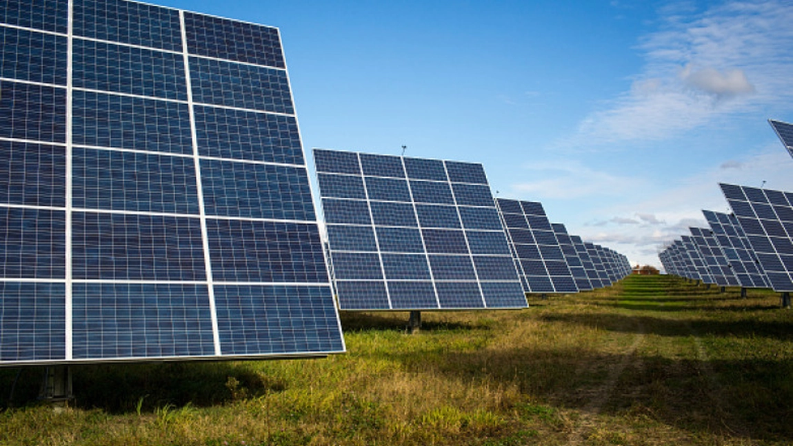 Investitorii în energie verde au sacrificat 11.100 de hectare de teren agricol. Manevra prin care statul român a câștigat 100 de milioane de euro