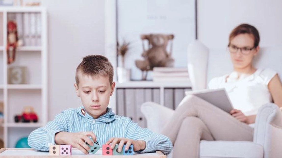 De la ce vârstă vorbesc copiii cu autism? Factori care influențează