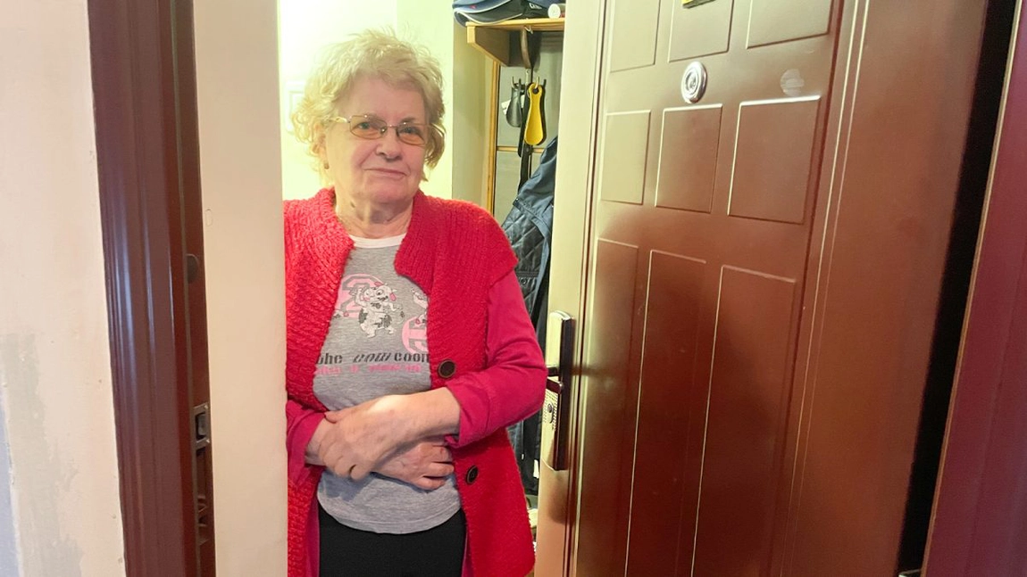 Soția unui fost consilier local USR a fugit cu banii asociației. Zeci de familii au rămas în frig și fără apă: „Vor să murim în apartament!”
