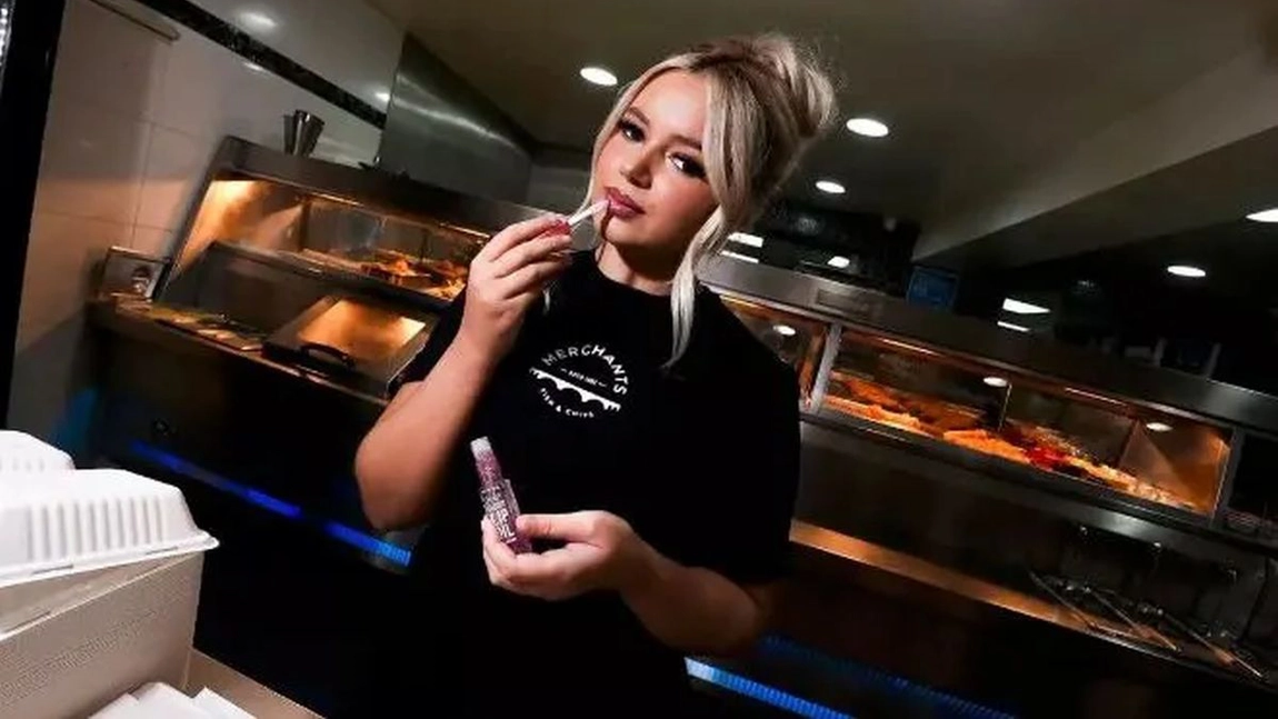 Lucrează într-un fast-food și atrage zilnic priviri! Frumusețea i-a adus un contract de modeling