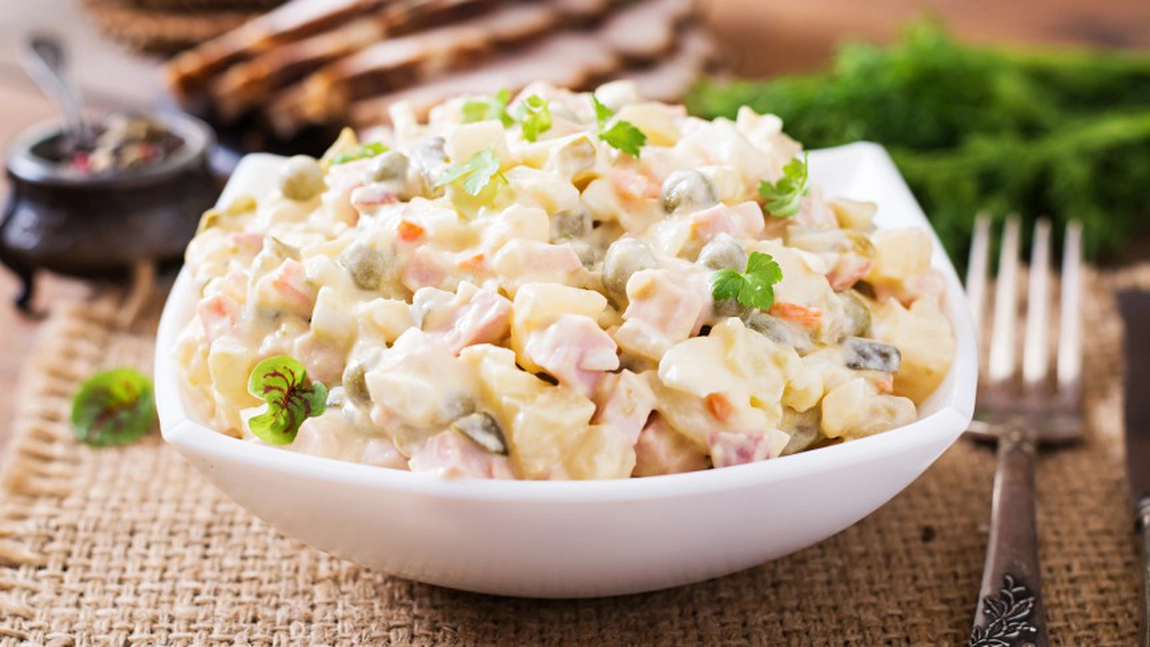 Care este diferența dintre salata a la russe și salata boeuf? Iată cum să faci un preparat numai bun de pus pe masa de sărbători